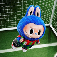 THE MONSTERS × FIFA Series – Catch The Win Vinyl Plush Doll (Edición especial)