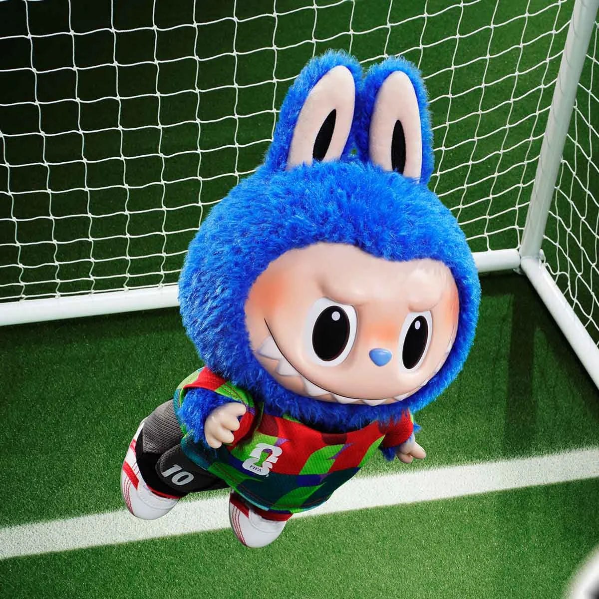 THE MONSTERS × FIFA Series – Catch The Win Vinyl Plush Doll (Edición especial)