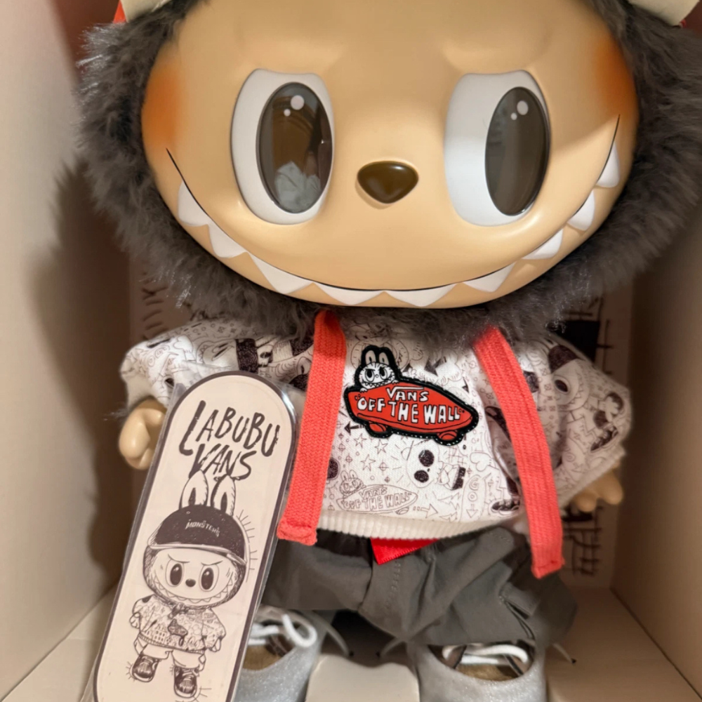 Labubu × Vans – Vinyl Plush Doll Oldskool | Edición para coleccionistas