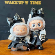Chanel-Outfit mit schwarzer Lederschleife