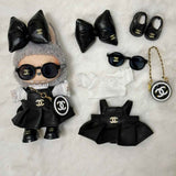 Chanel-Outfit mit schwarzer Lederschleife
