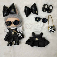 Chanel-Outfit mit schwarzer Lederschleife