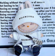 Ropa urbana blanca y negra de Balenciaga