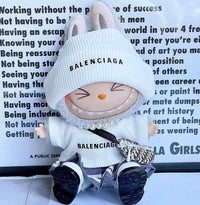 Ropa urbana blanca y negra de Balenciaga