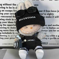 Ropa urbana blanca y negra de Balenciaga