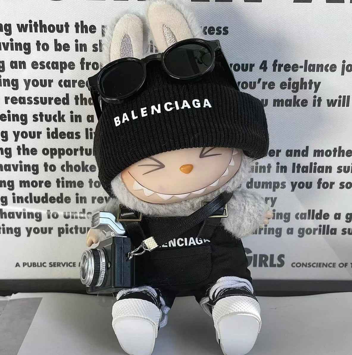 Ropa urbana blanca y negra de Balenciaga