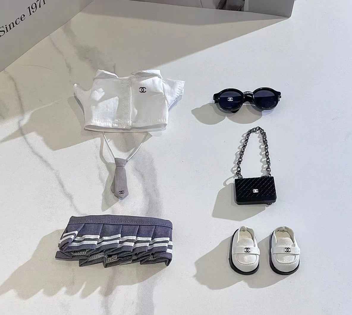 Preppy strój Chanel z plisami
