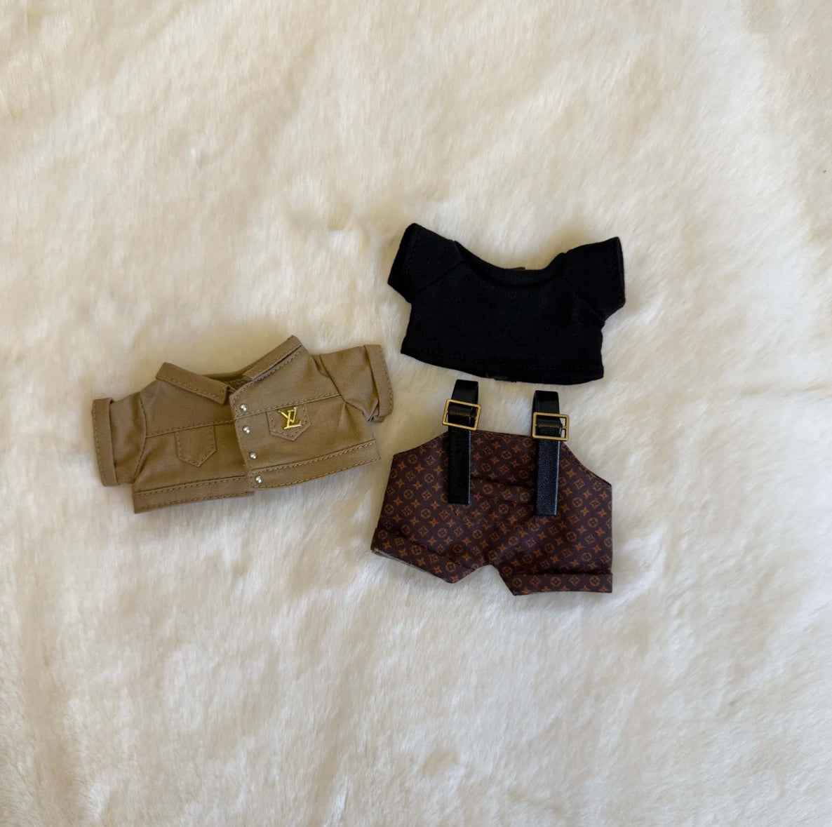 Khakifarbenes Louis-Vuitton-Monogramm-Outfit