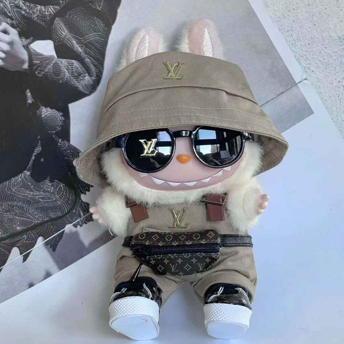 Beżowy strój z ogrodniczkami i monogramem Louis Vuitton