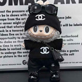 Komplett schwarzes Chanel-Streetwear-Outfit