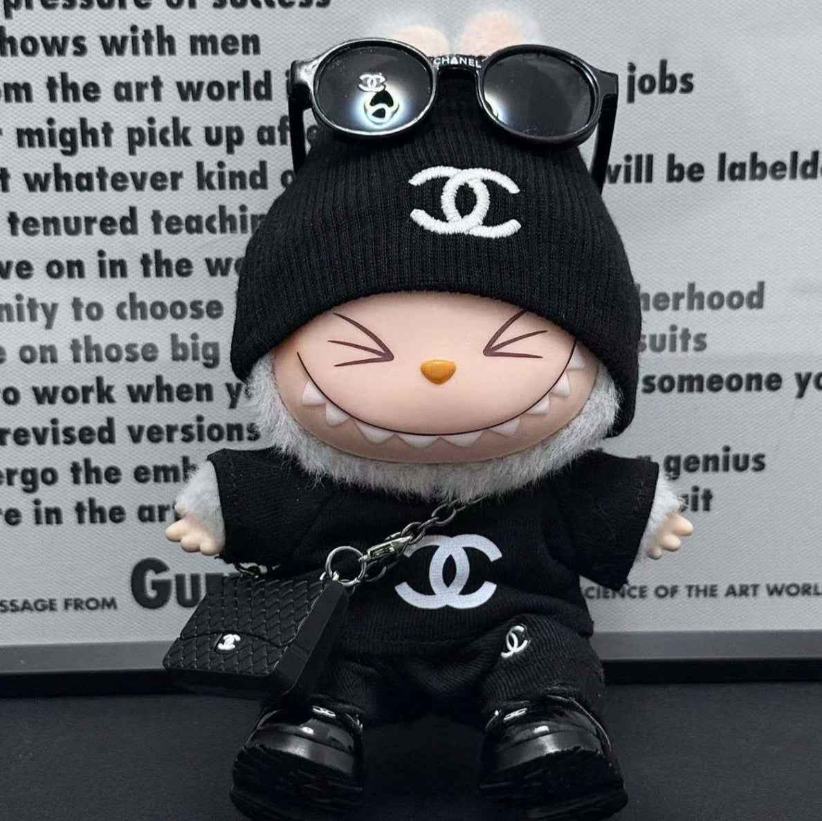 Komplett schwarzes Chanel-Streetwear-Outfit