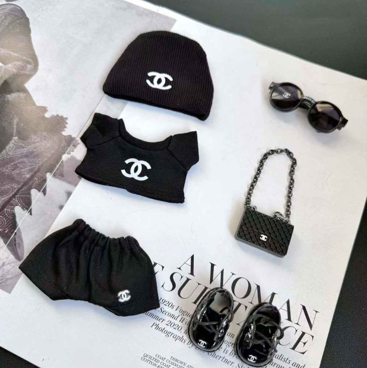 Komplett schwarzes Chanel-Streetwear-Outfit
