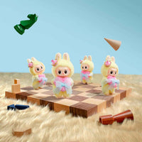 Labubu – Tarjeta de peluche colgante – serie Let’s Checkmate